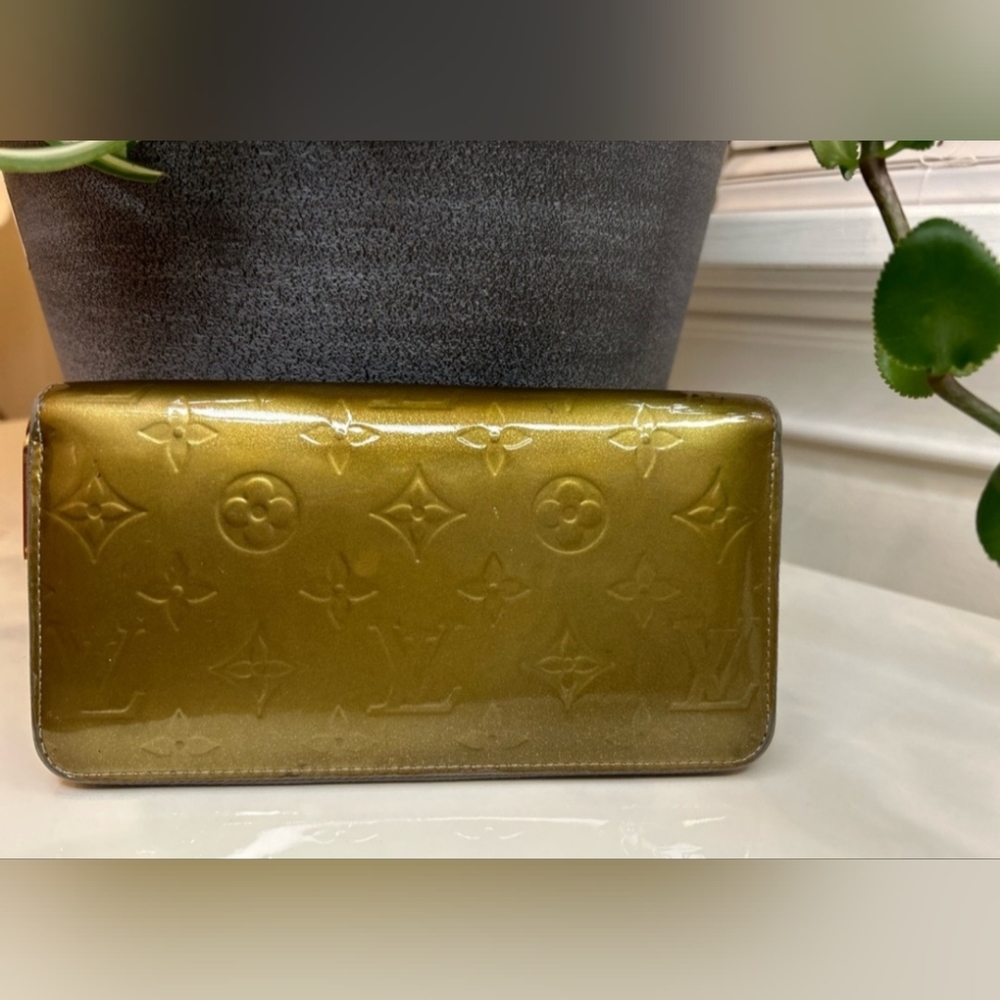 FLASH SALE!! 💯 Authentic Louis Vuitton Vernis Long Zip Wallet